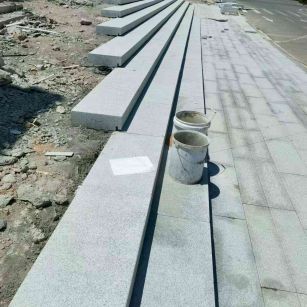 德州 芝麻白整石台阶，施工现场