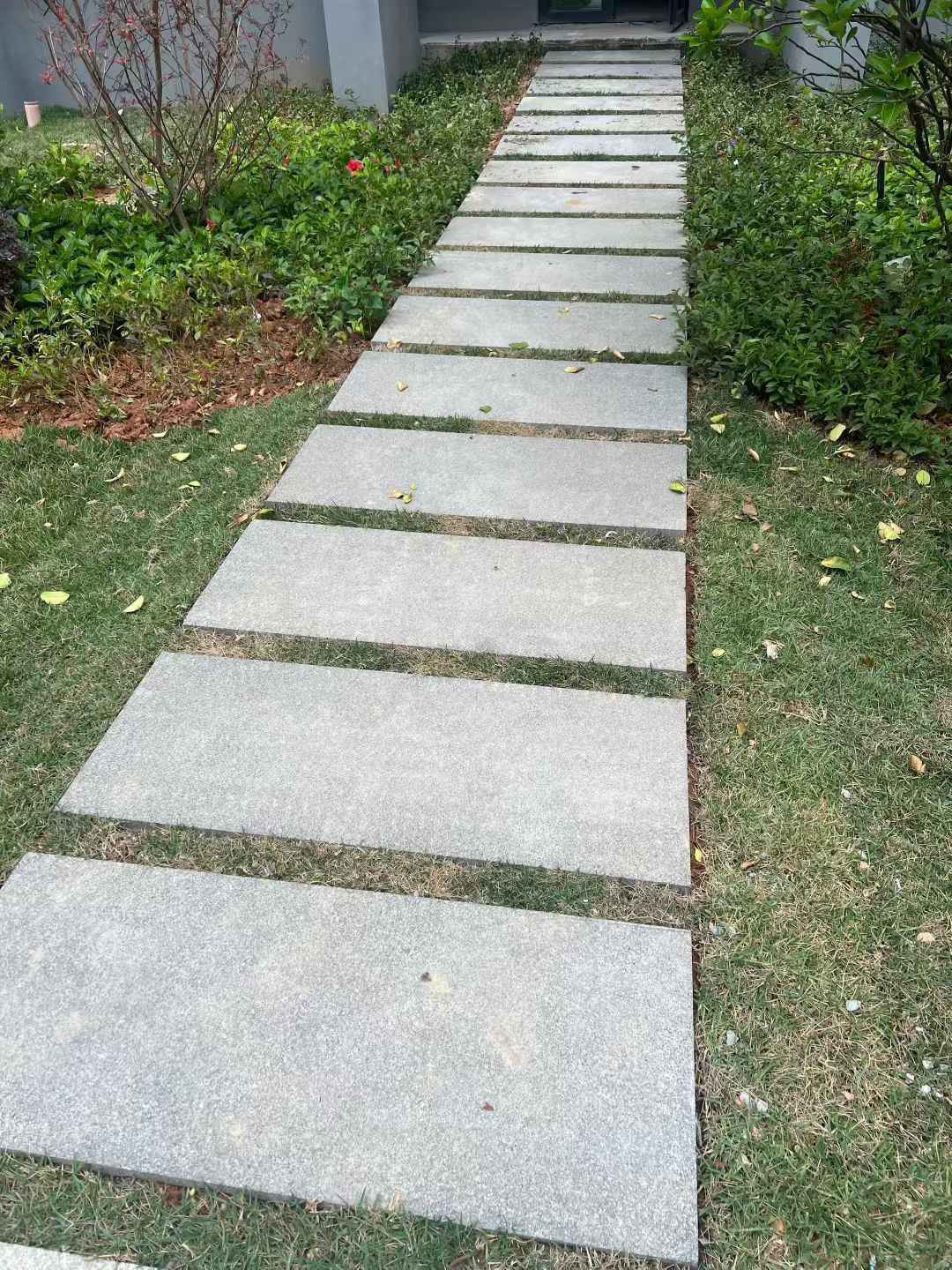 德州 芝麻黑小区踏步、汀步石铺装效果