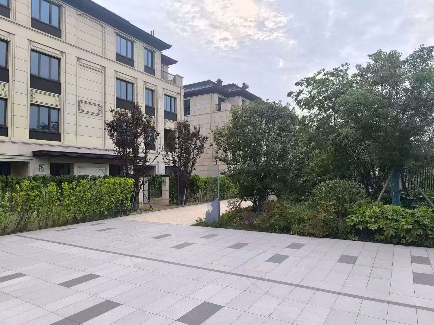 德州 芝麻白与芝麻白搭配铺装，尺寸1200*600