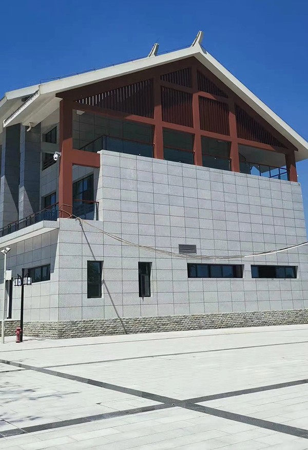 德州芝麻灰花岗岩在景区地面及墙壁的应用